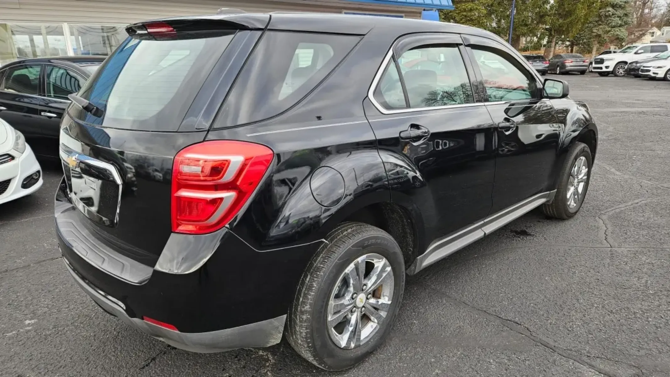 2017 Chevrolet EQUINOX LS (2GNALBEK6H1) with an Other engine, located at 5744 Central Avenue, Toledo, OH, 43615, (419) 724-0130, 41.676781, -83.682137 - **Explore Your Next Adventure with the 2017 Chevrolet Equinox LS at Auto Credit in Toledo, OH!**<br /> <br /> Are you ready to elevate your lifestyle with a vehicle that perfectly balances comfort, capability, and style? Look no further than the 2017 Chevrolet Equinox LS, now available at Auto Credi - Photo#3