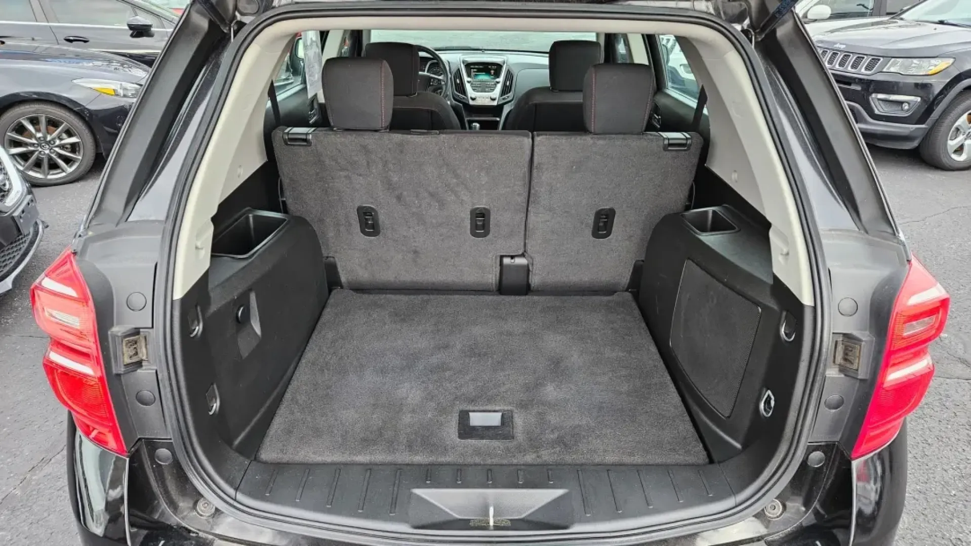 2017 Chevrolet EQUINOX LS (2GNALBEK6H1) with an Other engine, located at 5744 Central Avenue, Toledo, OH, 43615, (419) 724-0130, 41.676781, -83.682137 - **Explore Your Next Adventure with the 2017 Chevrolet Equinox LS at Auto Credit in Toledo, OH!**<br /> <br /> Are you ready to elevate your lifestyle with a vehicle that perfectly balances comfort, capability, and style? Look no further than the 2017 Chevrolet Equinox LS, now available at Auto Credi - Photo#4