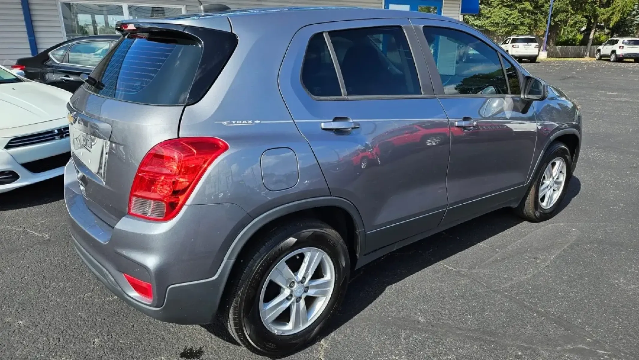 2020 Chevrolet TRAX LS (3GNCJKSB8LL) with an Other engine, located at 5744 Central Avenue, Toledo, OH, 43615, (419) 724-0130, 41.676781, -83.682137 - Are you searching for a versatile vehicle that fits perfectly into your busy lifestyle? Look no further than the 2020 Chevrolet Trax LS, an ideal choice for those who crave adventure without sacrificing comfort and convenience. Whether you're navigating the bustling streets of Toledo or embarking on - Photo#4