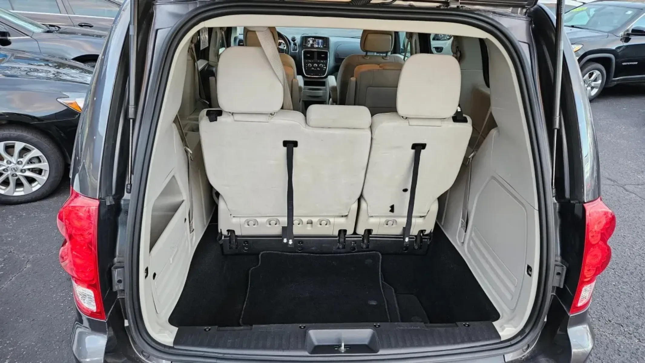 2019 Dodge Grand Caravan (2C4RDGBG0KR) with an Other engine, located at 5744 Central Avenue, Toledo, OH, 43615, (419) 724-0130, 41.676781, -83.682137 - **Unleash Your Family Adventures with the 2019 Dodge Grand Caravan!**<br /> <br /> Are you ready to transform your family outings from ordinary to extraordinary? The 2019 Dodge Grand Caravan is designed for those who crave versatility and comfort, making it the perfect choice for growing families or - Photo#4