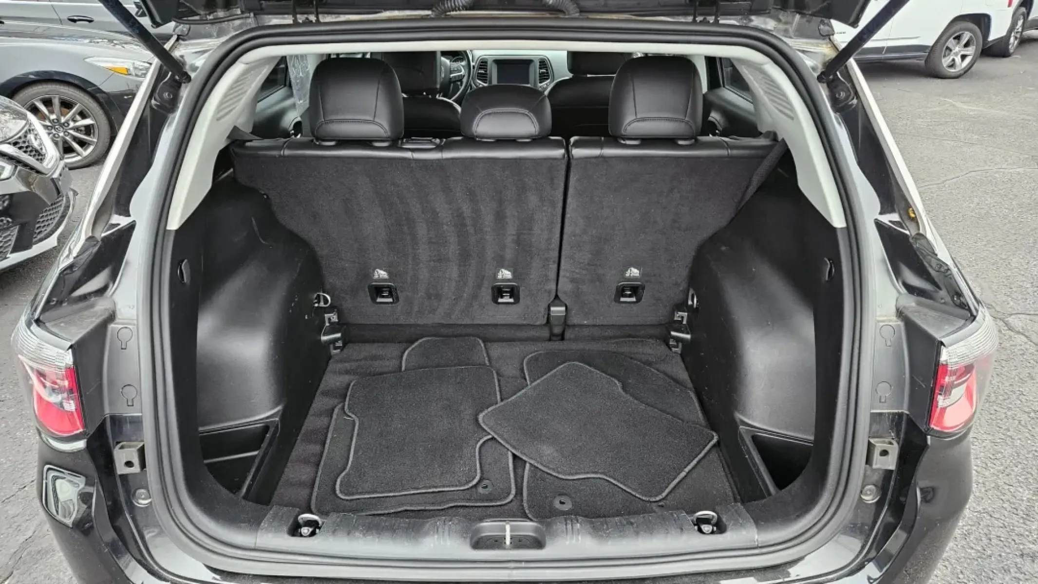 2019 Jeep Compass (3C4NJCBB1KT) with an Other engine, located at 5744 Central Avenue, Toledo, OH, 43615, (419) 724-0130, 41.676781, -83.682137 - **Adventure Awaits with the 2019 Jeep Compass Your Perfect Companion for Weekend Getaways!**<br /> <br /> If you're looking for the ideal vehicle to enhance your lifestyle and tackle your daily adventures, the 2019 Jeep Compass is the SUV for you. Whether you're cruising through Toledo's beautiful - Photo#4