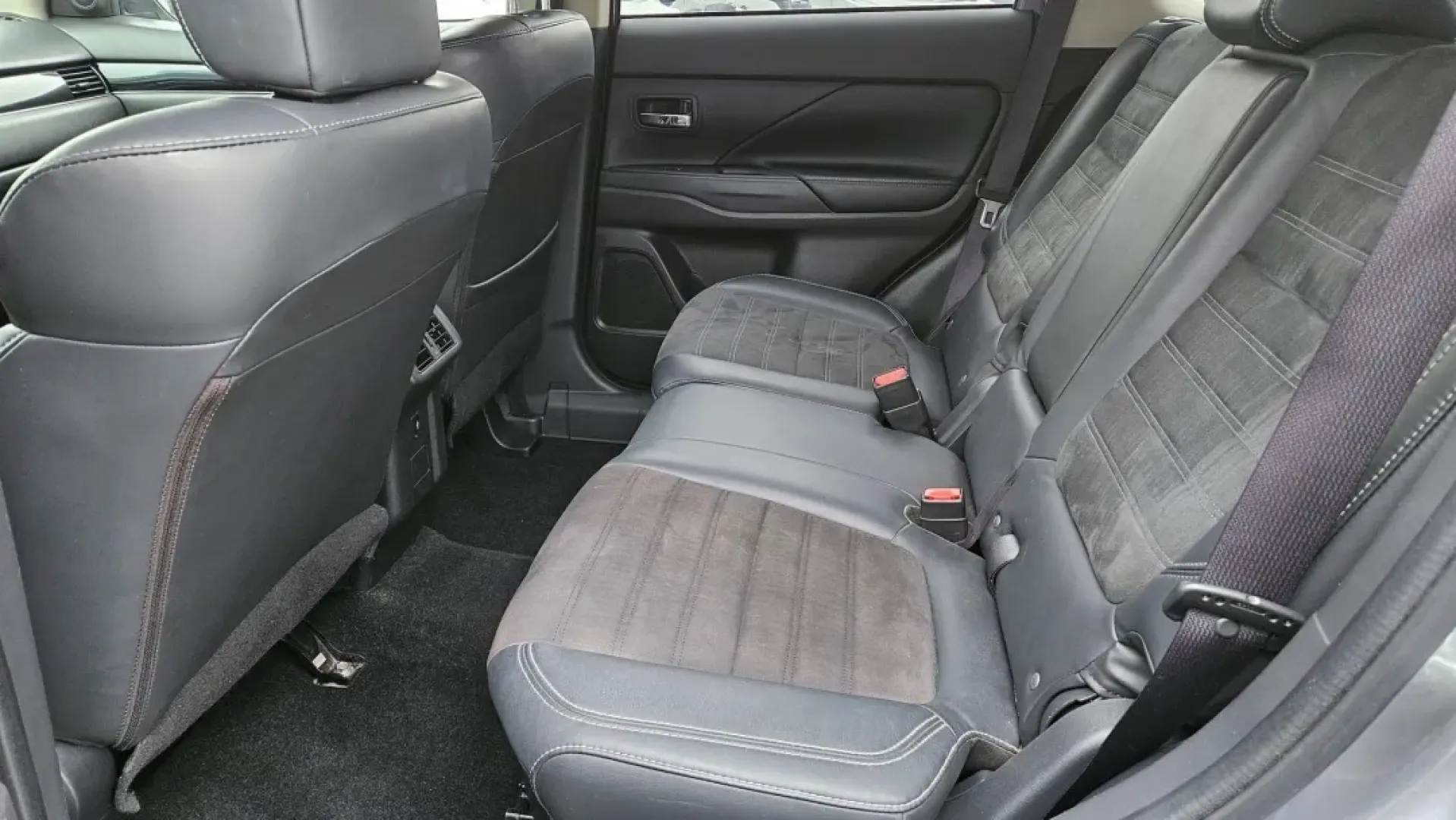 2019 Mitsubishi Outlander (JA4AD3A31KZ) with an Other engine, located at 5744 Central Avenue, Toledo, OH, 43615, (419) 724-0130, 41.676781, -83.682137 - **Discover Your Next Adventure with a 2019 Mitsubishi Outlander at Auto Credit in Toledo, OH!**<br /> <br /> Are you looking for the perfect vehicle to enhance your family's lifestyle, fit your daily commute, or accompany you on weekend getaways? Look no further! The 2019 Mitsubishi Outlander is the - Photo#6