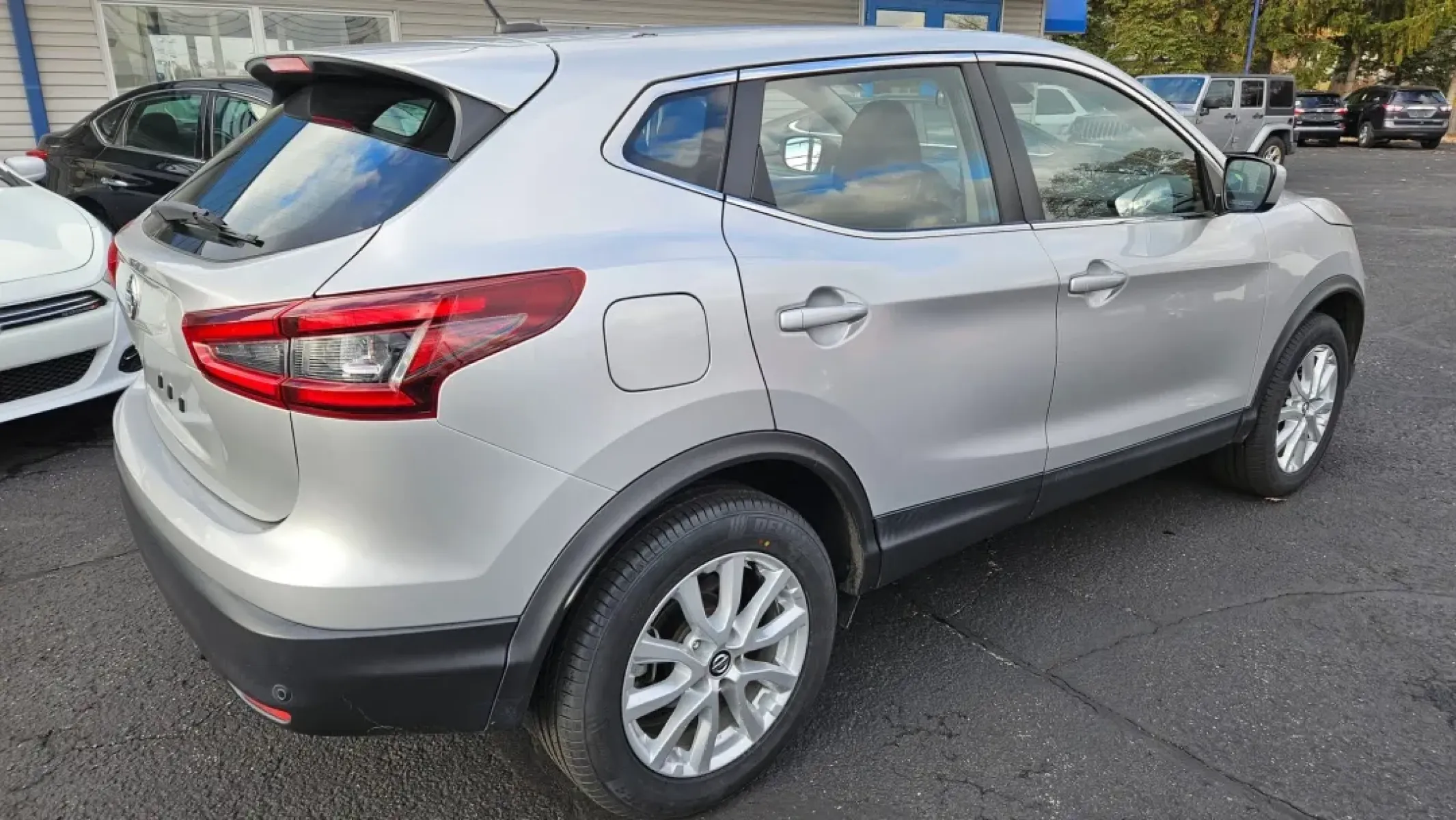 2021 Nissan Rogue (JN1BJ1AV9MW) with an Other engine, located at 5744 Central Avenue, Toledo, OH, 43615, (419) 724-0130, 41.676781, -83.682137 - **Adventure Awaits: Drive Home a 2021 Nissan Rogue Today!** <br /> <br /> Are you ready to elevate your lifestyle with a vehicle that complements your everyday adventures? Look no further! This 2021 Nissan Rogue is the perfect SUV for those who love to explore the great outdoors or need a reliable - Photo#3