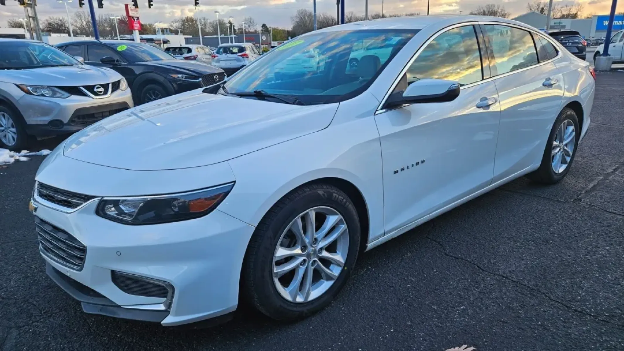 2017 Chevrolet MALIBU LT (1LT) (1G1ZE5ST7HF) with an Other engine, located at 5744 Central Avenue, Toledo, OH, 43615, (419) 724-0130, 41.676781, -83.682137 - **Experience Unmatched Comfort and Style with the 2017 Chevrolet Malibu LT at Auto Credit in Toledo, OH!**<br /> <br /> Are you a busy commuter navigating the bustling streets of Toledo or perhaps a parent looking for a dependable vehicle to accommodate your growing family? Look no further! The 2017 - Photo#1