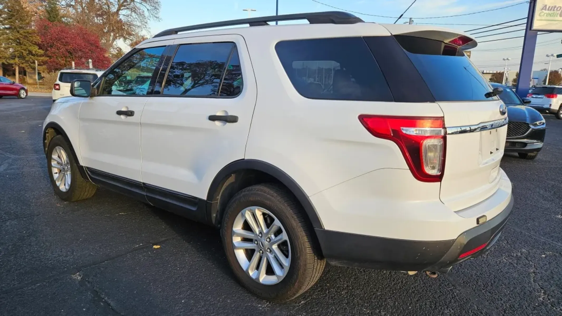 2015 Ford EXPLORER BASE (1FM5K8B83FG) with an Other engine, located at 5744 Central Avenue, Toledo, OH, 43615, (419) 724-0130, 41.676781, -83.682137 - **Adventure Awaits with the 2015 Ford Explorer Base SUV at Auto Credit Toledo!**<br /> <br /> Are you ready for your next family adventure or daily commute? Look no further than this spacious 2015 Ford Explorer Base, available now at Auto Credit in Toledo, Ohio. Whether you're planning a weekend get - Photo#2