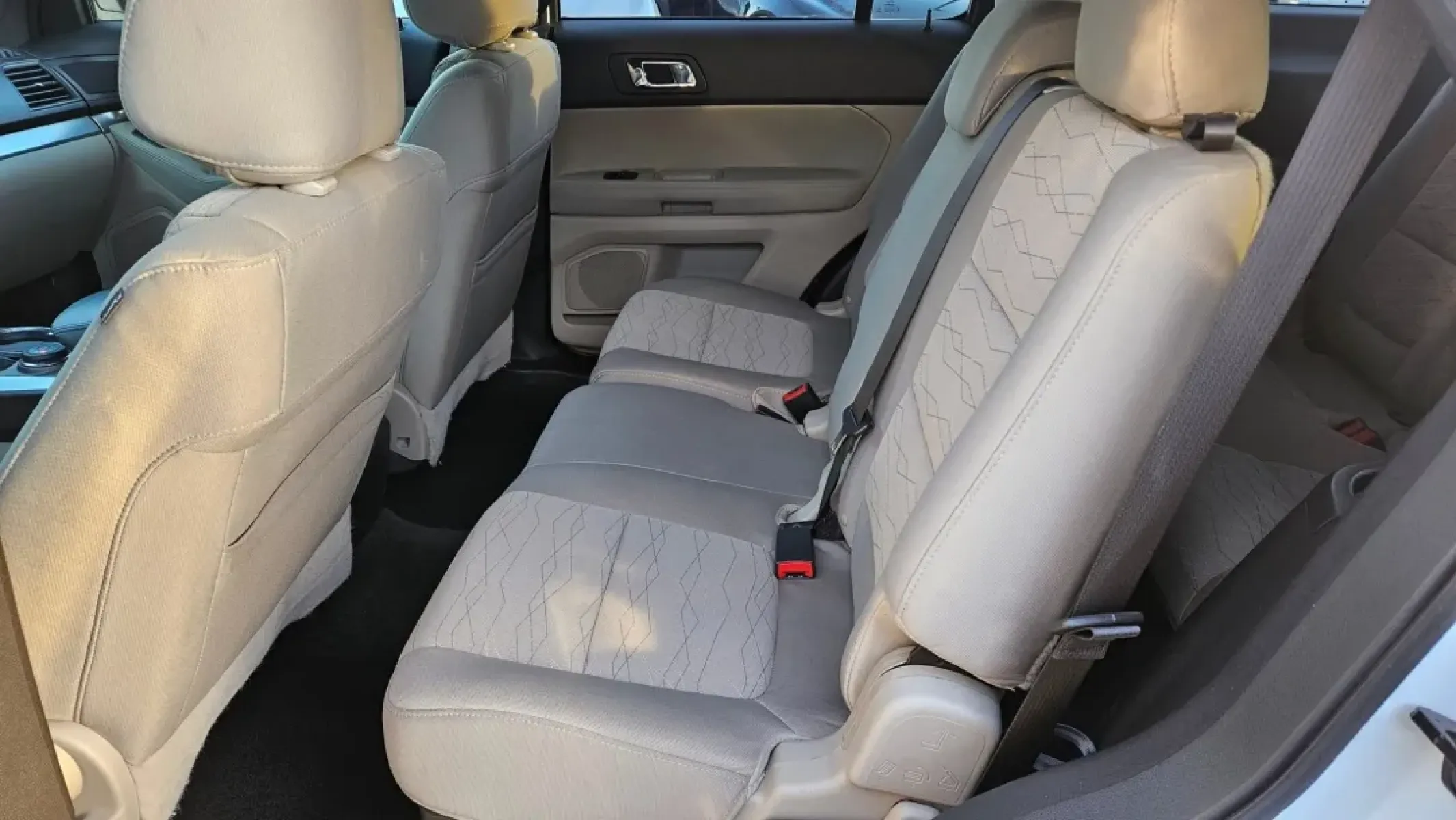 2015 Ford EXPLORER BASE (1FM5K8B83FG) with an Other engine, located at 5744 Central Avenue, Toledo, OH, 43615, (419) 724-0130, 41.676781, -83.682137 - **Adventure Awaits with the 2015 Ford Explorer Base SUV at Auto Credit Toledo!**<br /> <br /> Are you ready for your next family adventure or daily commute? Look no further than this spacious 2015 Ford Explorer Base, available now at Auto Credit in Toledo, Ohio. Whether you're planning a weekend get - Photo#5