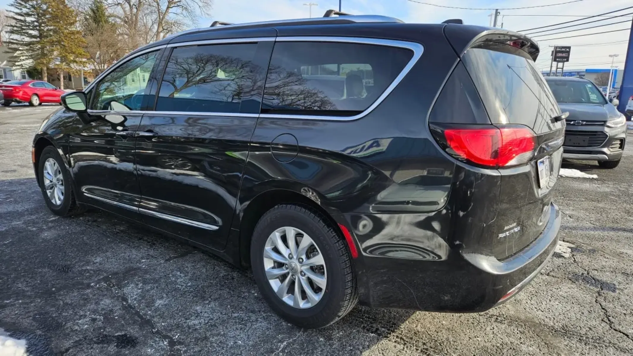 2018 Chrysler PACIFICA (2C4RC1BG3JR) with an Other engine, located at 5744 Central Avenue, Toledo, OH, 43615, (419) 724-0130, 41.676781, -83.682137 - ### Discover Your New Family Adventure: 2018 Chrysler Pacifica at Auto Credit in Toledo, OH!<br /> <br /> Are you ready to elevate your family outings and daily commutes? The 2018 Chrysler Pacifica offers an exceptional blend of comfort, spaciousness, and modern technology, making it the perfect veh - Photo#2