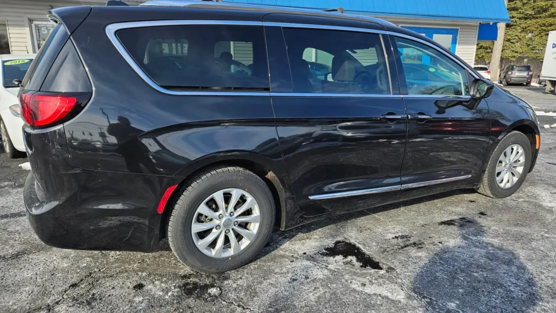 2018 Chrysler PACIFICA (2C4RC1BG3JR) with an Other engine, located at 5744 Central Avenue, Toledo, OH, 43615, (419) 724-0130, 41.676781, -83.682137 - ### Discover Your New Family Adventure: 2018 Chrysler Pacifica at Auto Credit in Toledo, OH!<br /> <br /> Are you ready to elevate your family outings and daily commutes? The 2018 Chrysler Pacifica offers an exceptional blend of comfort, spaciousness, and modern technology, making it the perfect veh - Photo#3