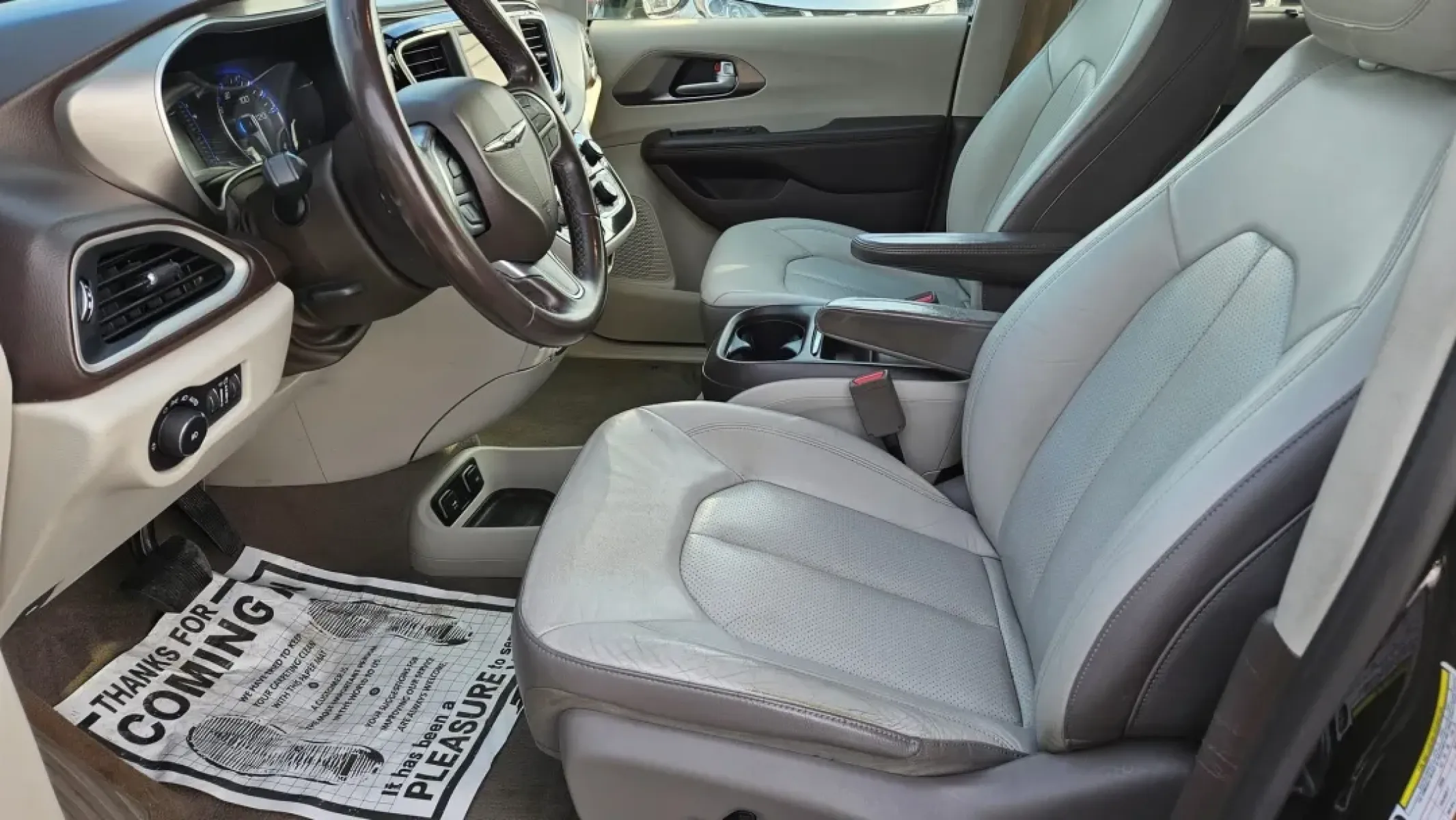 2018 Chrysler PACIFICA (2C4RC1BG3JR) with an Other engine, located at 5744 Central Avenue, Toledo, OH, 43615, (419) 724-0130, 41.676781, -83.682137 - ### Discover Your New Family Adventure: 2018 Chrysler Pacifica at Auto Credit in Toledo, OH!<br /> <br /> Are you ready to elevate your family outings and daily commutes? The 2018 Chrysler Pacifica offers an exceptional blend of comfort, spaciousness, and modern technology, making it the perfect veh - Photo#5