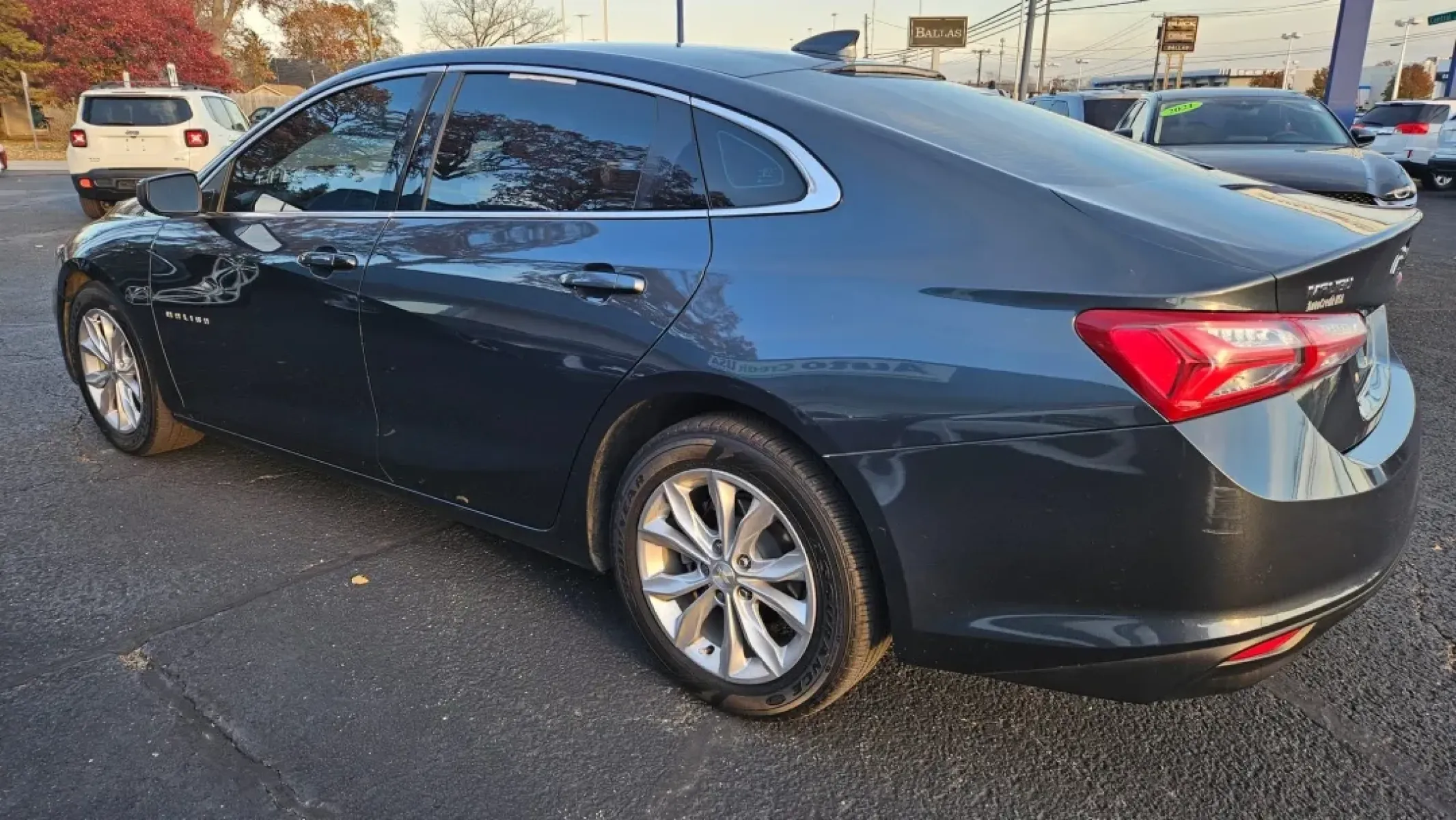 2020 Chevrolet MALIBU LT (1LT) (1G1ZD5ST6LF) with an Other engine, located at 5744 Central Avenue, Toledo, OH, 43615, (419) 724-0130, 41.676781, -83.682137 - **Drive into Versatility: 2020 Chevrolet Malibu LT in Toledo, OH**<br /> <br /> Are you searching for a reliable vehicle that effortlessly adapts to your lifestyle? Whether you have a busy family schedule, a long daily commute, or a penchant for spontaneous weekend getaways, the 2020 Chevrolet Malib - Photo#2