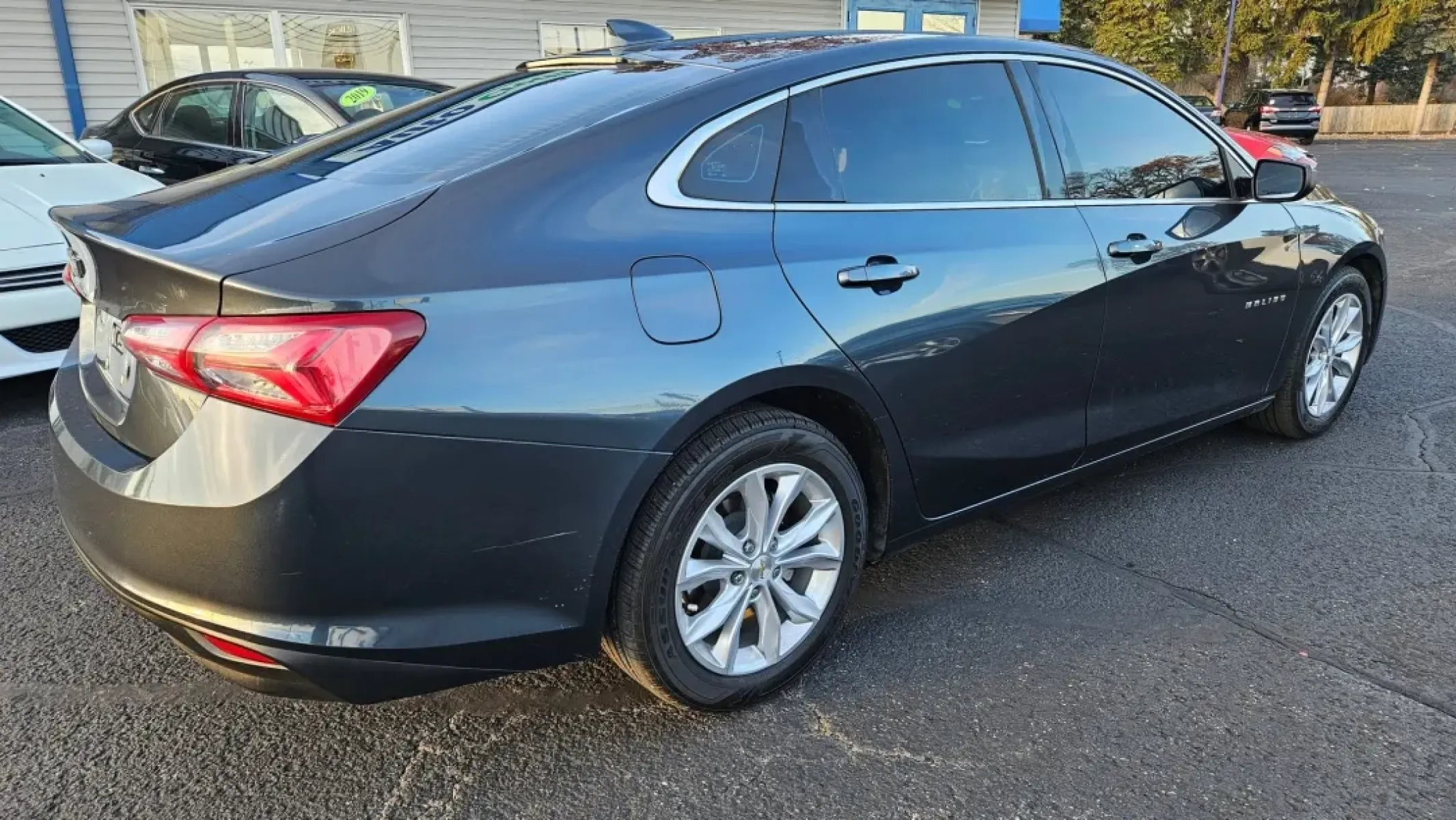2020 Chevrolet MALIBU LT (1LT) (1G1ZD5ST6LF) with an Other engine, located at 5744 Central Avenue, Toledo, OH, 43615, (419) 724-0130, 41.676781, -83.682137 - **Drive into Versatility: 2020 Chevrolet Malibu LT in Toledo, OH**<br /> <br /> Are you searching for a reliable vehicle that effortlessly adapts to your lifestyle? Whether you have a busy family schedule, a long daily commute, or a penchant for spontaneous weekend getaways, the 2020 Chevrolet Malib - Photo#3
