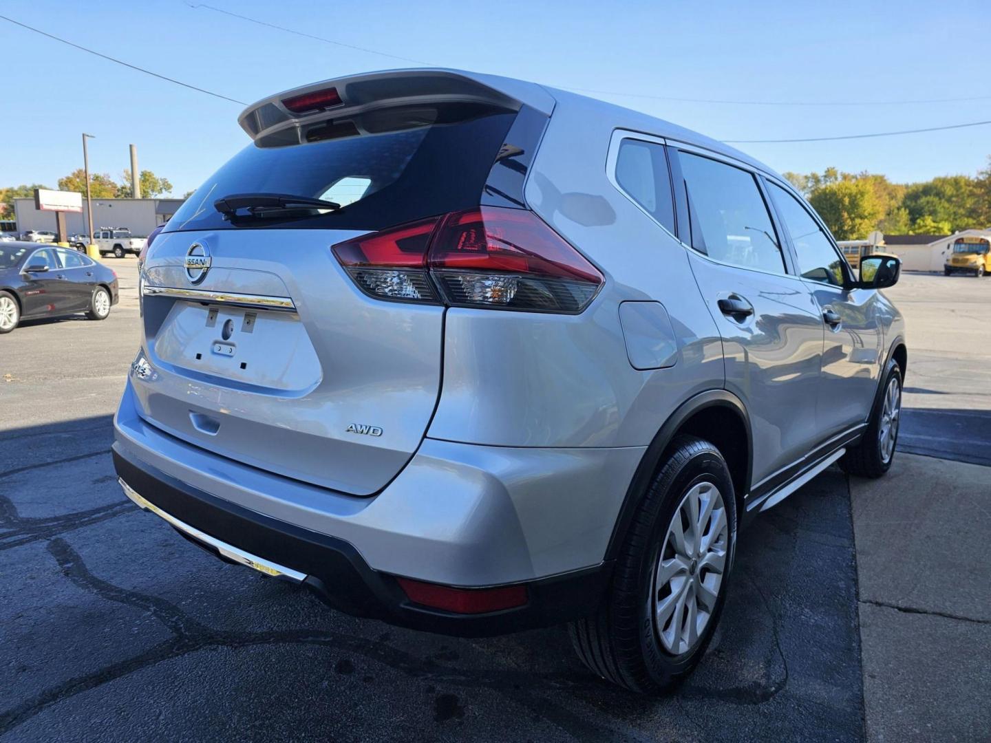 2019 SILVER /BLACK NISSAN ROGUE S AWD (KNMAT2MV5KP) with an 2.5L L4 DOHC 16V engine, CVT transmission, located at 502 South Main Street, Columbia City, IN, 46725, (260) 244-4645, 41.151382, -85.490578 - 2019 NISSAN ROGUE S AWD - Photo#3