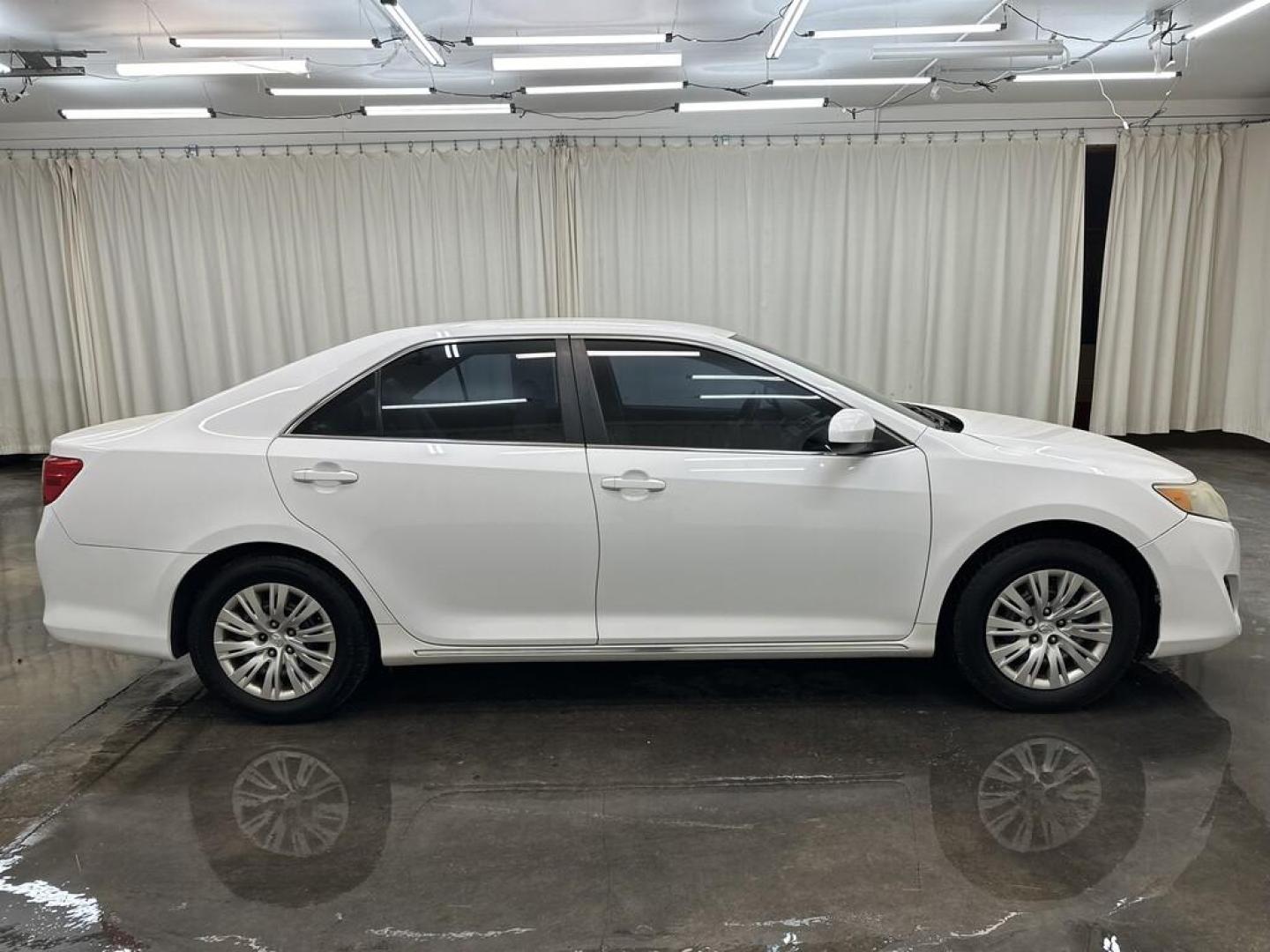 2014 WHITE Toyota CAMRY SE; LE; XLE; L (4T1BF1FKXEU) with an Other engine, located at 100 West Coliseum Boulevard, Fort Wayne, IN, 46805, (260) 471-0567, 41.118340, -85.141014 - 2014 Toyota CAMRY SE; LE; XLE; L - Photo#4