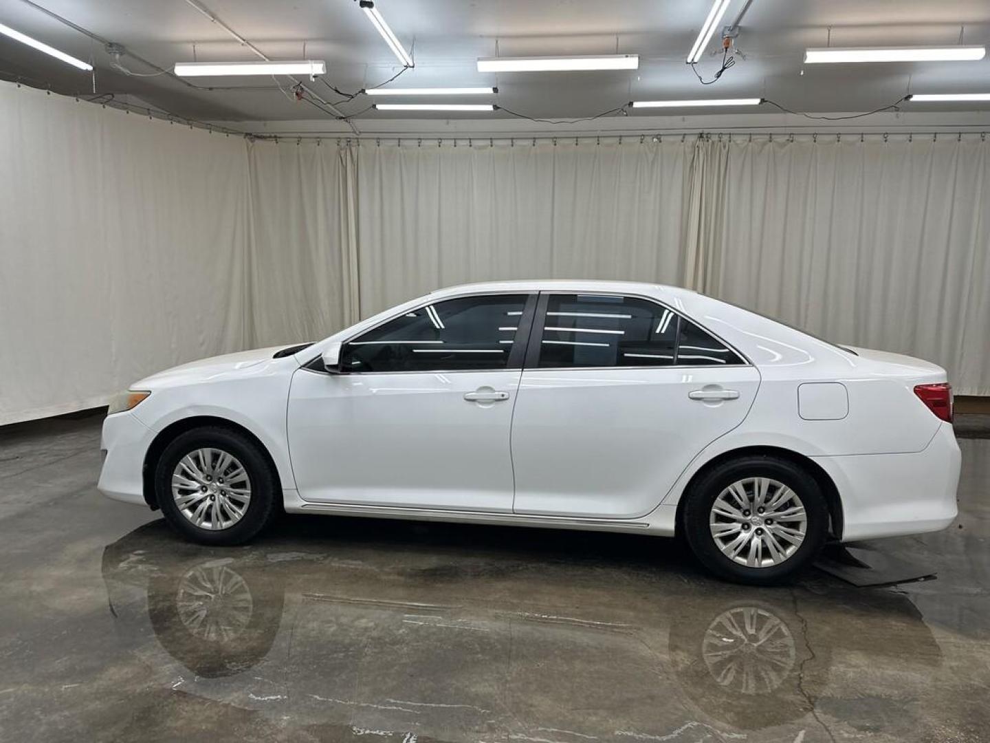 2014 WHITE Toyota CAMRY SE; LE; XLE; L (4T1BF1FKXEU) with an Other engine, located at 100 West Coliseum Boulevard, Fort Wayne, IN, 46805, (260) 471-0567, 41.118340, -85.141014 - 2014 Toyota CAMRY SE; LE; XLE; L - Photo#5