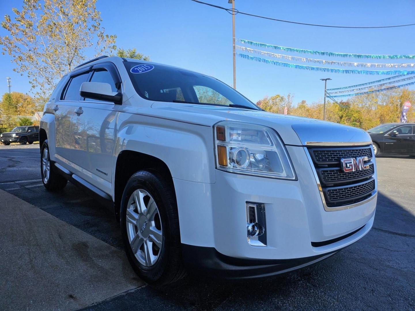 2015 WHITE /BLACK GMC TERRAIN SLE (2GKFLWEK6F6) with an 2.4L L4 DOHC 16V FFV engine, 6-Speed Automatic transmission, located at 502 South Main Street, Columbia City, IN, 46725, (260) 244-4645, 41.151382, -85.490578 - 2015 GMC TERRAIN SLE - Photo#2