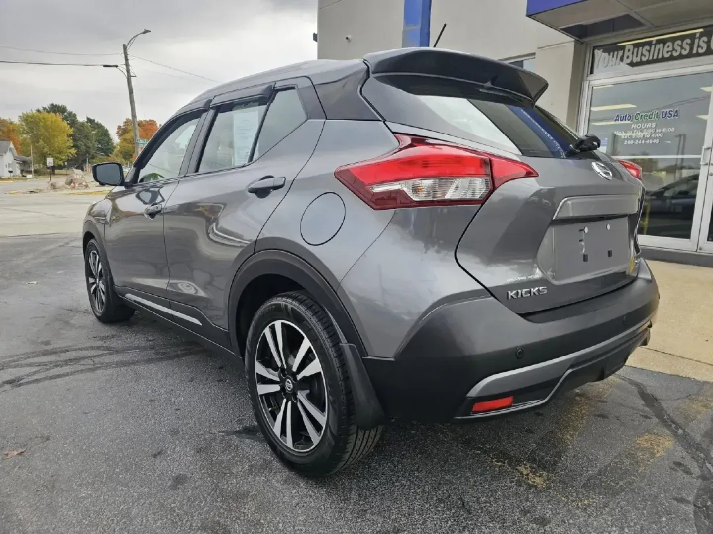 2019 SILVER /BLACK Nissan KICKS S (3N1CP5CUXKL) with an 1.6L L4 engine, CVT transmission, located at 502 South Main Street, Columbia City, IN, 46725, (260) 244-4645, 41.151382, -85.490578 - 2019 Nissan KICKS S - Photo#3